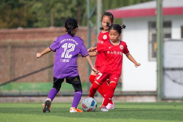 升班马赫尔城首轮2-0爆冷击败曼联