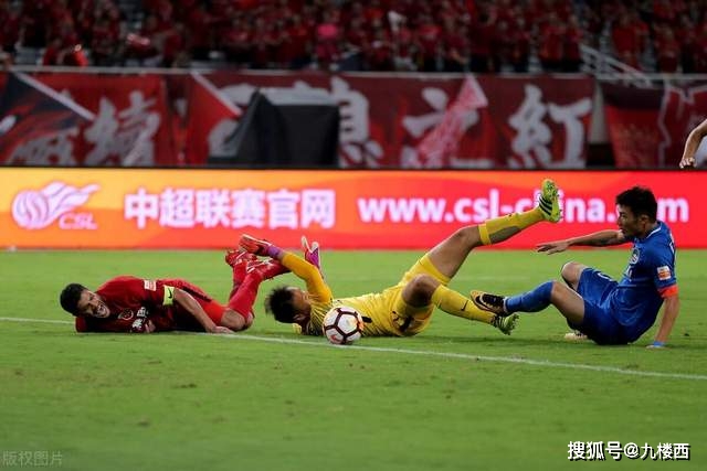 马竞球迷拉横幅批评阿尔瓦雷斯不尊重球队