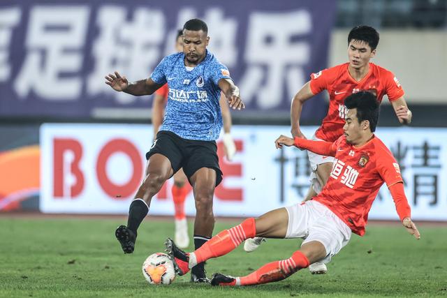 AUBL战况：清华关键失误连丢5分，姚明无奈鼓掌